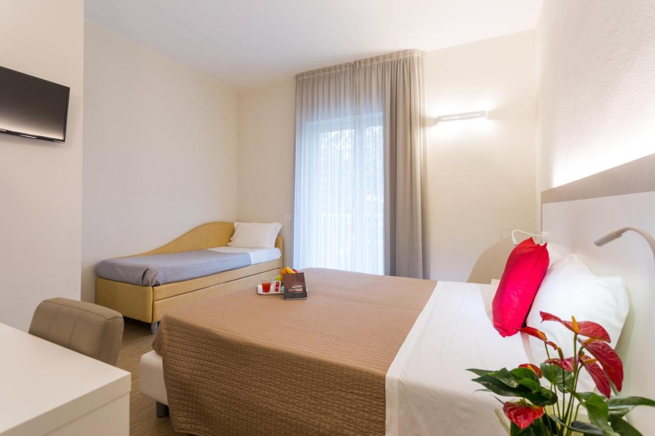 Hotel Amicizia Ріміні Екстер'єр фото