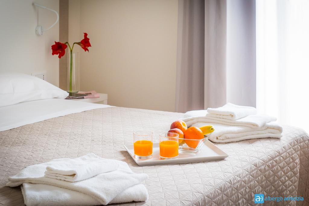 Hotel Amicizia Ріміні Екстер'єр фото