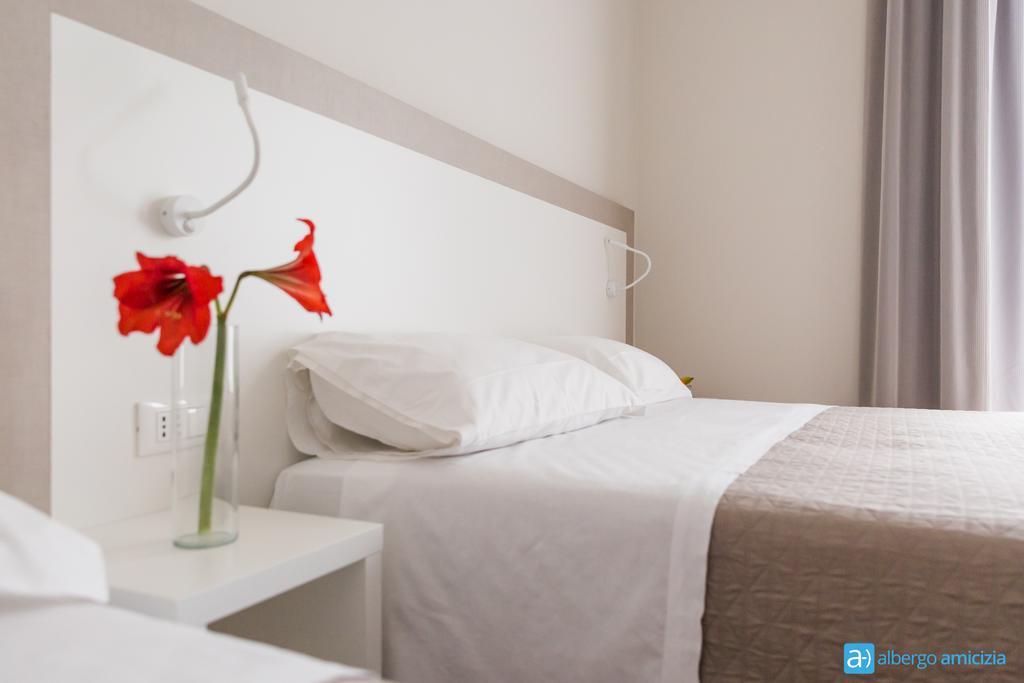 Hotel Amicizia Ріміні Екстер'єр фото