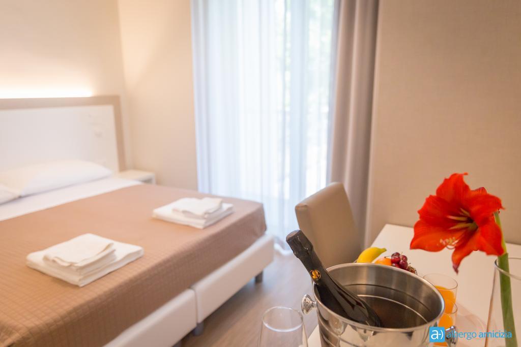 Hotel Amicizia Ріміні Екстер'єр фото