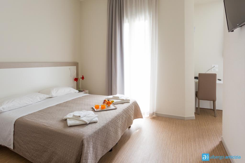 Hotel Amicizia Ріміні Екстер'єр фото